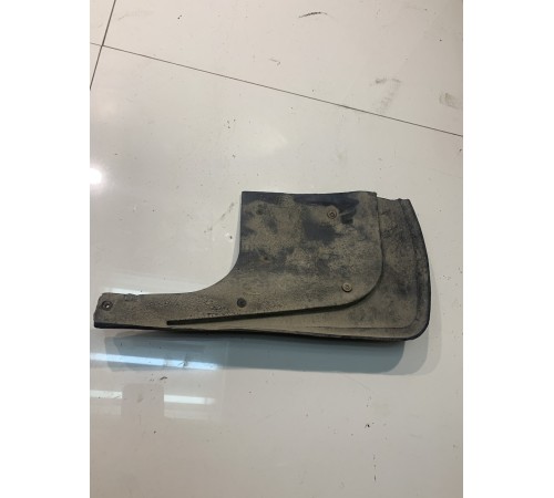 Брызговик передний правый