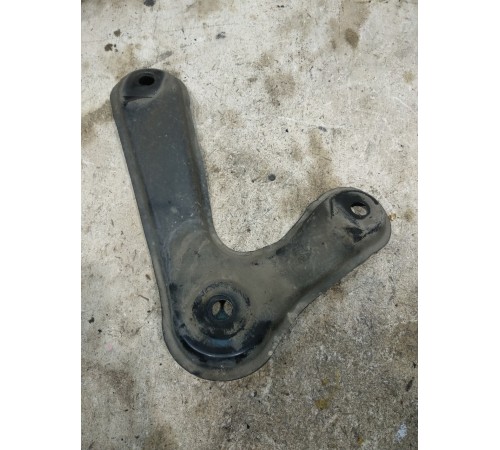 Задний левый кронштейн подрамника