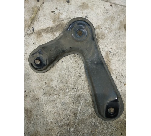 Задний левый кронштейн подрамника