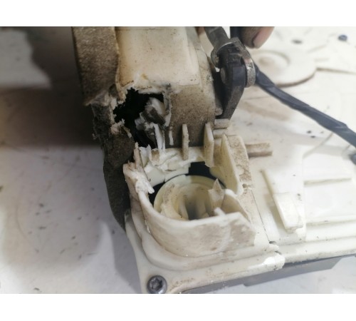 Замок двери передний левый