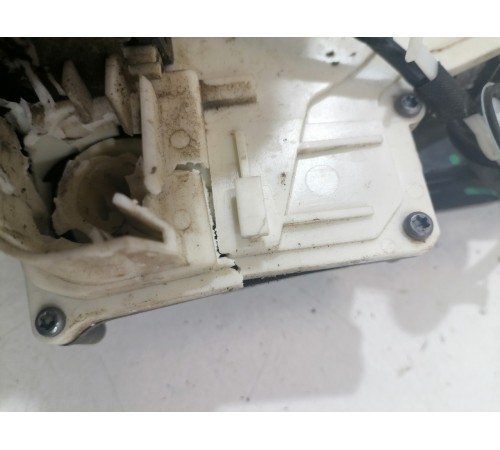 Замок двери передний левый