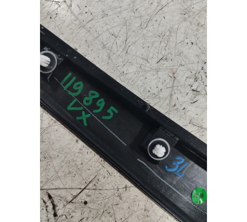 Накладка крышки багажника левая