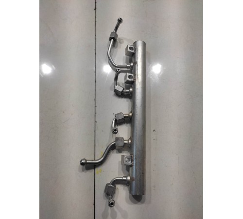 Топливная рампа правая