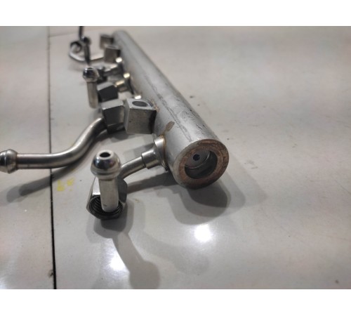 Топливная рампа правая