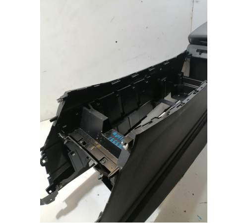 Центральная консоль (с подлокотником)