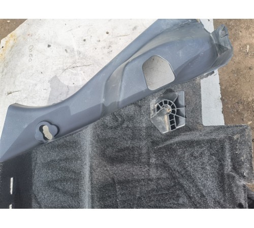 Обшивка багажника левая