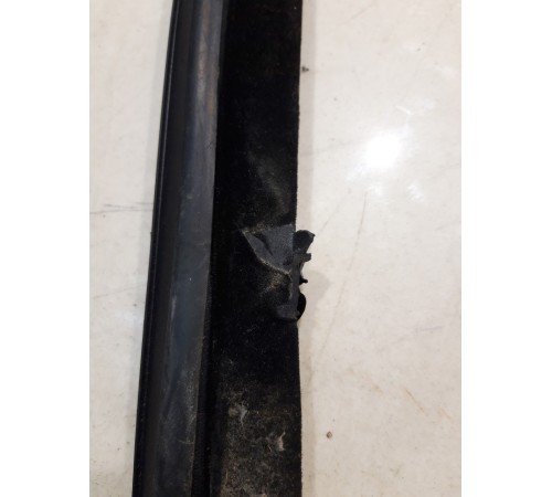 Уплотнитель двери (задний, левый)