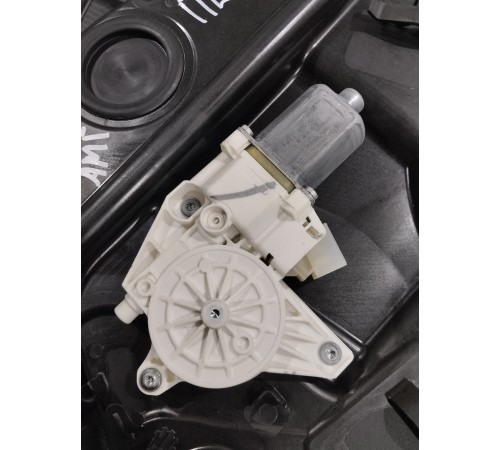 Стеклоподъемник (передний левый) в сборе с моторчиком