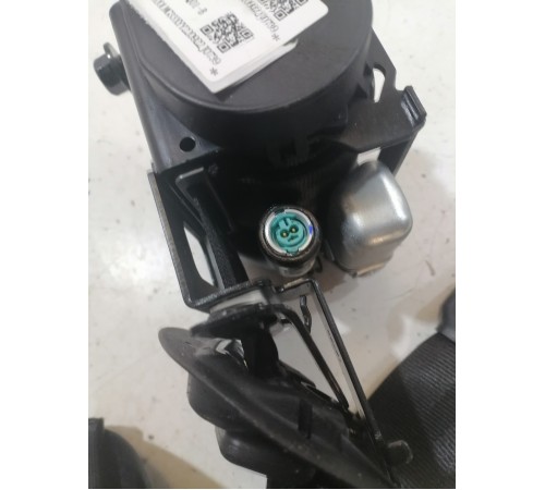 	Ремень безопасности передний правый