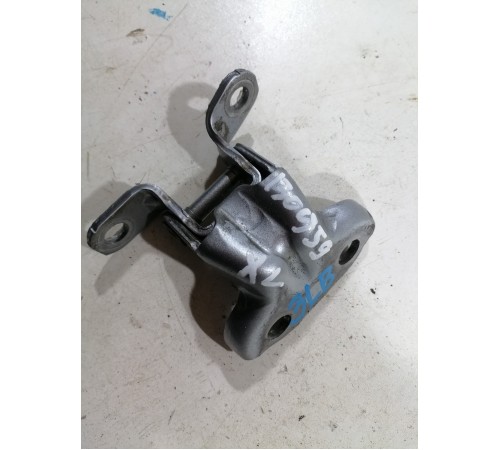 Петля двери задняя левая верхняя