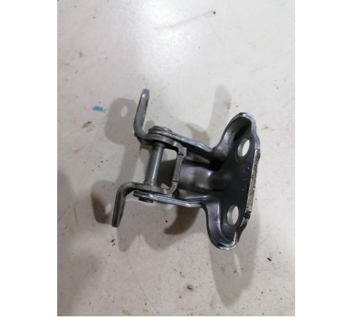 Петля двери задняя левая верхняя