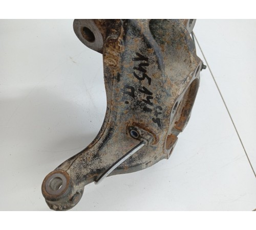 Кулак поворотный передний правый