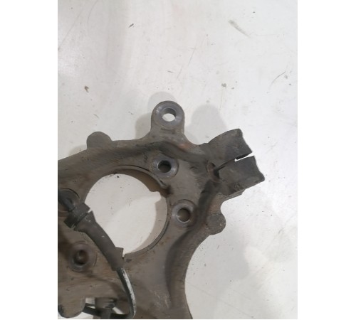 Кулак поворотный передний левый