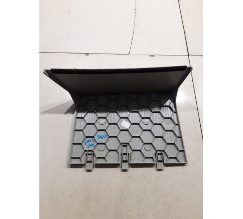 Накладка вещевого отделения на консоли крыши