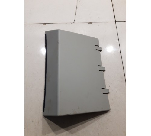 Накладка вещевого отделения на консоли крыши