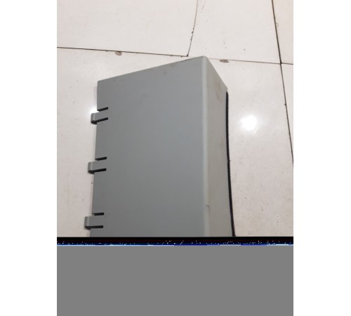 Накладка вещевого отделения на консоли крыши