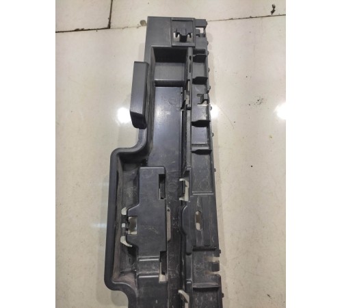 Кронштейн накладки на порог (наружней) левый средний