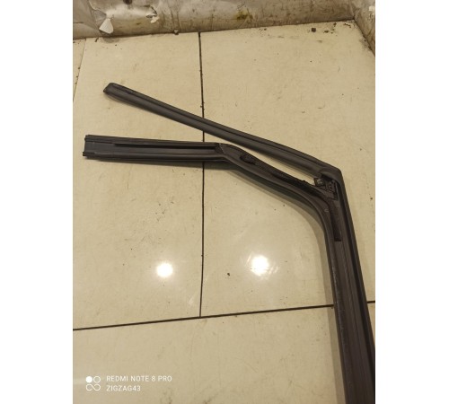 Уплотнитель стекла (задний, левый)