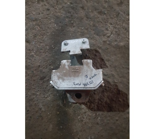 Опора двигателя центральная правая