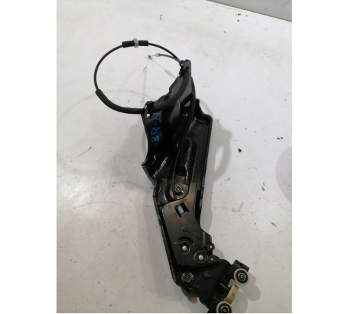 Направляющий ролик правой сдвижной двери нижний