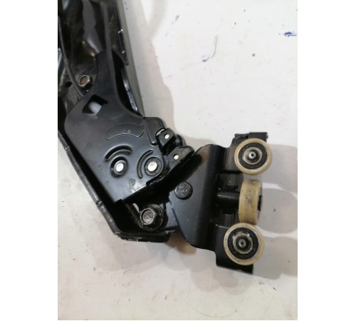 Направляющий ролик правой сдвижной двери нижний