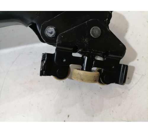 Направляющий ролик правой сдвижной двери нижний