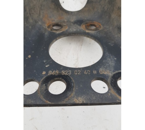 Кронштейн амортизатора передний