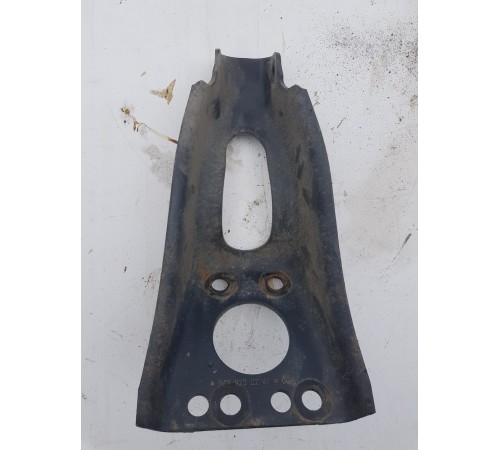 Кронштейн амортизатора передний