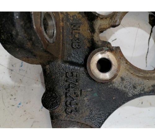 Кулак поворотный передний левый