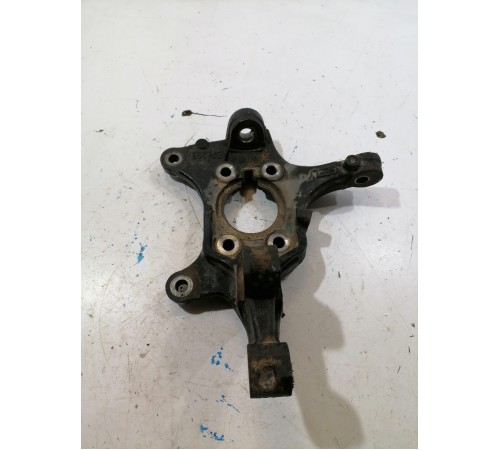 Кулак поворотный передний левый