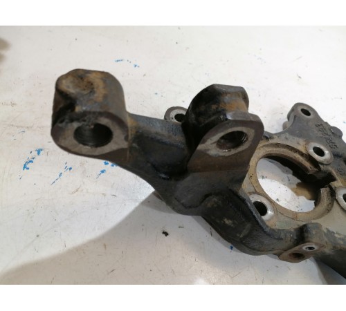 Кулак поворотный передний левый