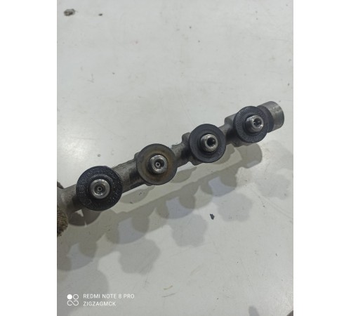 Топливная рампа правая