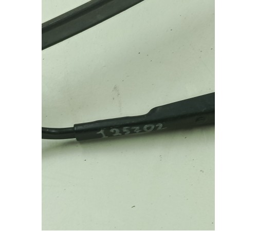 Поводок стеклоочистителя левый