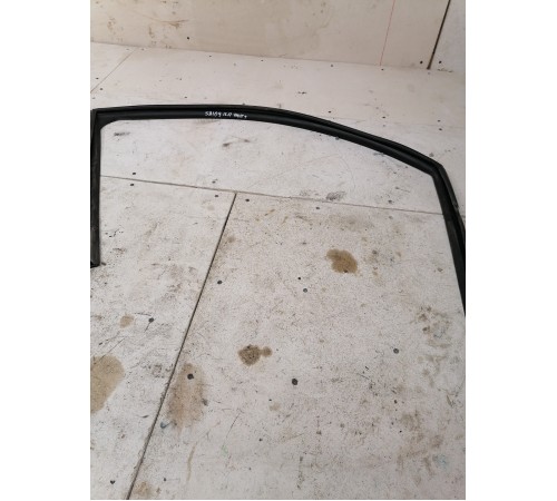 Уплотнитель стекла двери передней правой