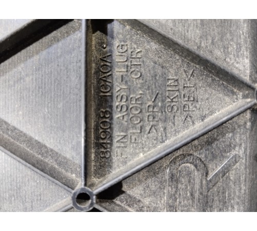 Пол багажника (задний правый)