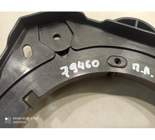 Крепление динамика(переднее левое)