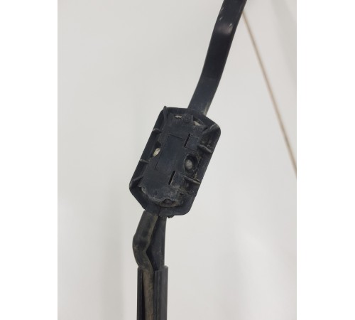 Поводок стеклоочистителя левый