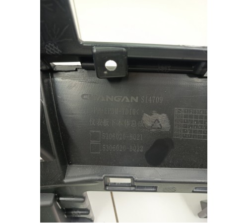 Накладка торпедо правая под бардачок