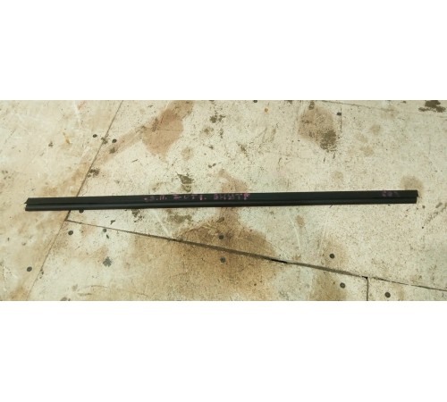 Внутренний молдинг стекла двери задней правой