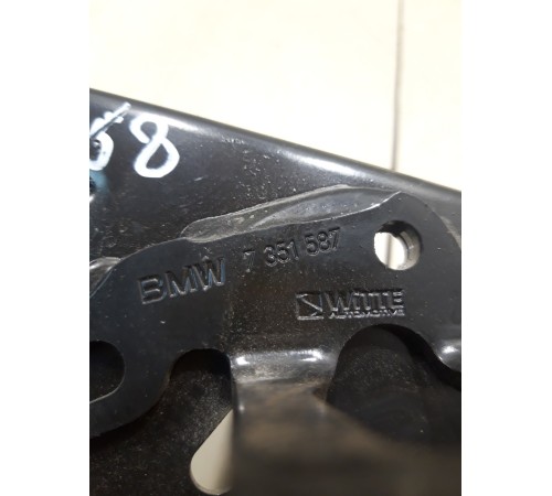 Кронштейн заднего сиденья (левый)