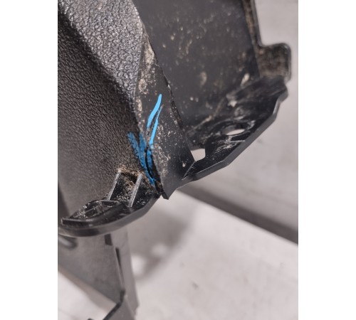 Кронштейн(крепление) полки багажника правый