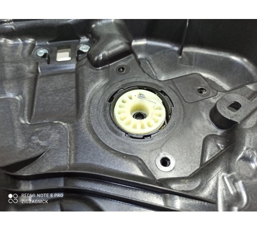 Стеклоподъемник (передний левый)