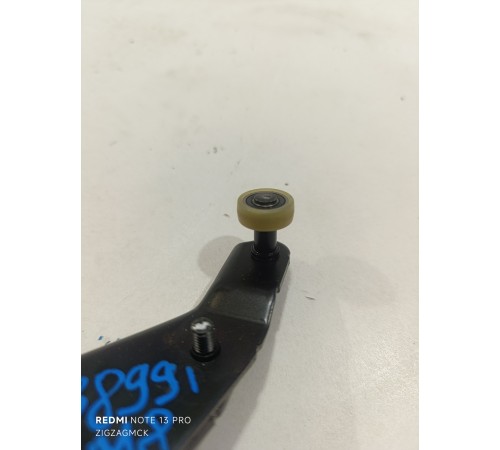 Направляющий ролик правой сдвижной двери