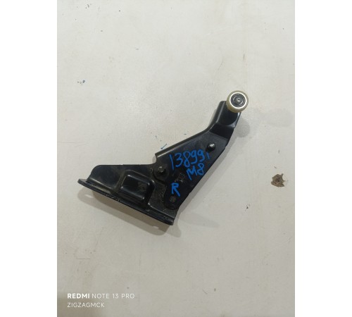 Направляющий ролик правой сдвижной двери