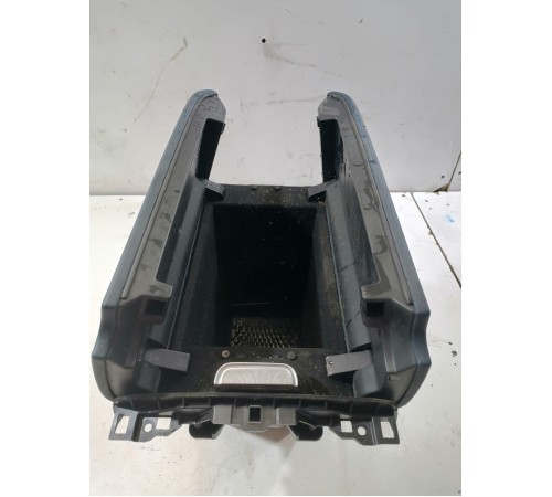 Подлокотник центральной консоли