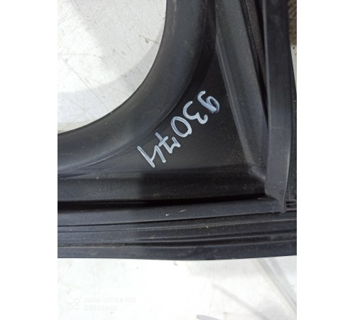 Уплотнитель стекла (передний правый внутренний)