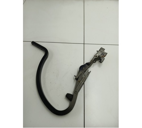 Петля крышки багажника правая