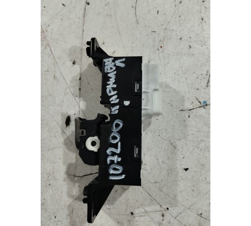 Кнопка стеклоподъемника (задняя правая)