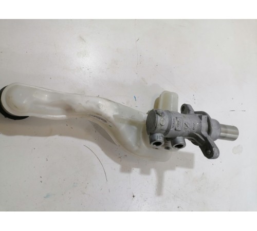 Главный тормозной цилиндр с бачком