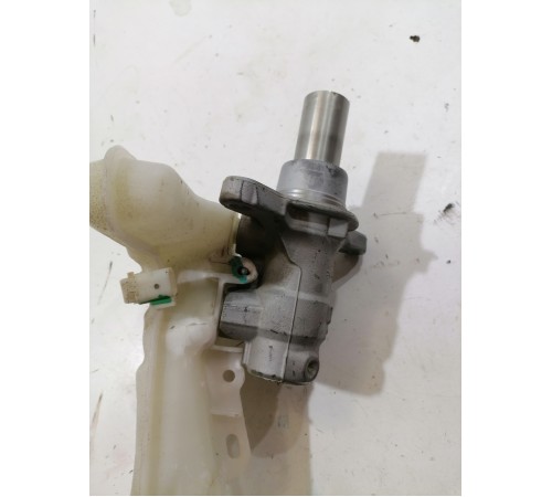 Главный тормозной цилиндр с бачком